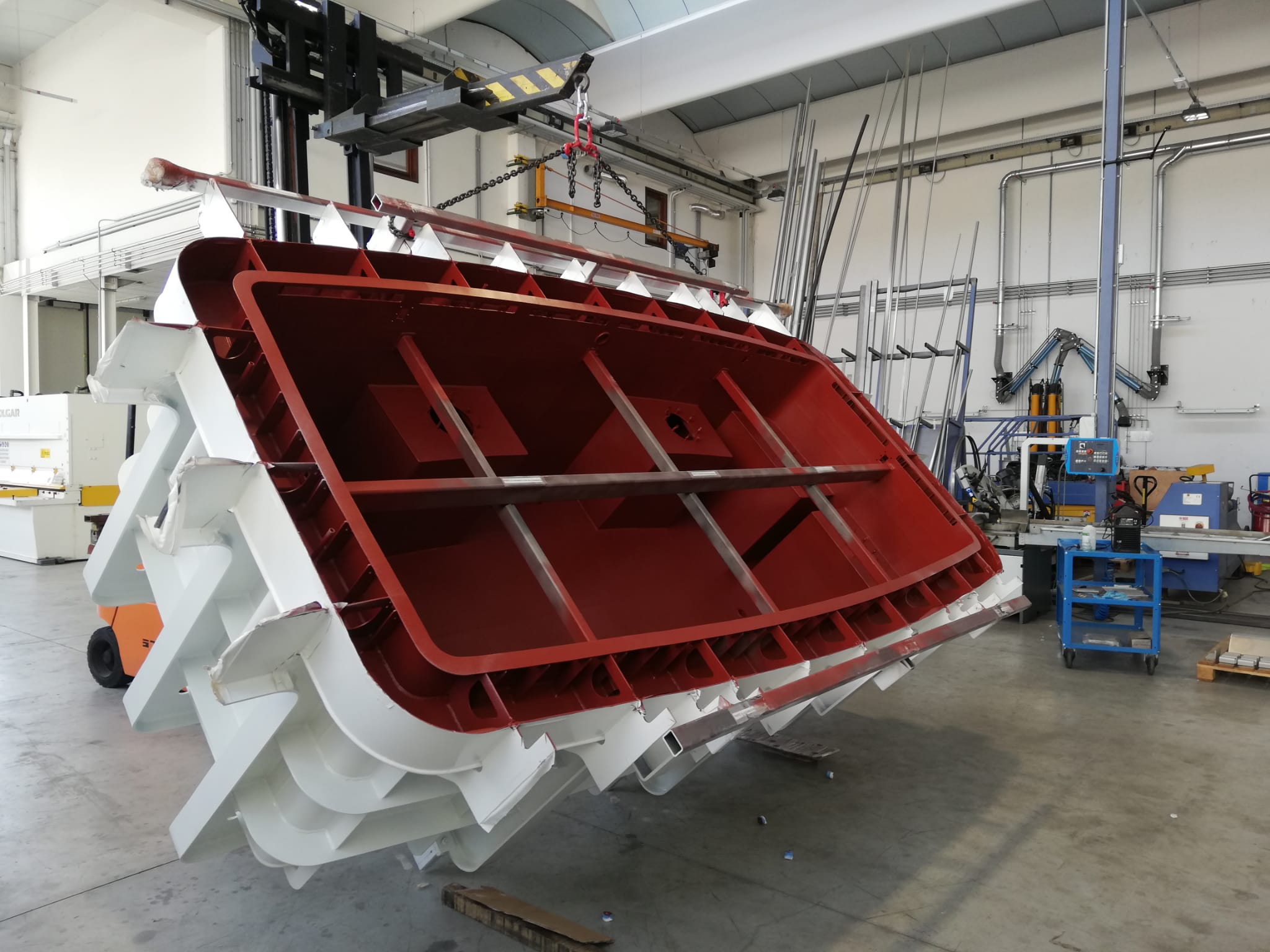 The lifting phase of a pool with a movable bottom.