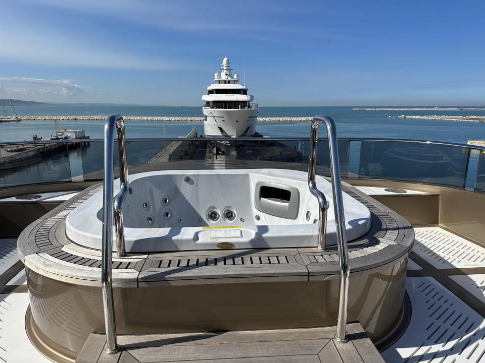 jacuzzi a bordo di uno yacht
